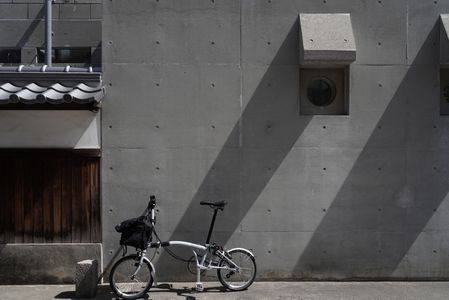 窓と自転車