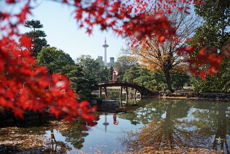 京都タワーに寄り添って