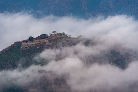 雲上の城跡