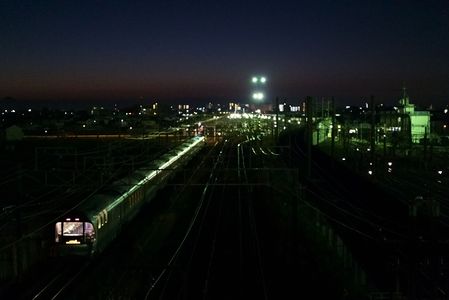 夜が明け始めた頃、貨物ターミナルを通過するカシオペア回送列車！！