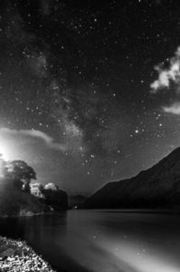 ダム湖に写る星空