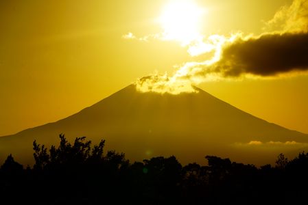 遅い午後。逆光の富士２景