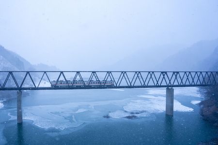 凍りはじめた五十里湖と野岩鉄道