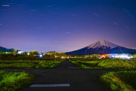流れる星と富士山