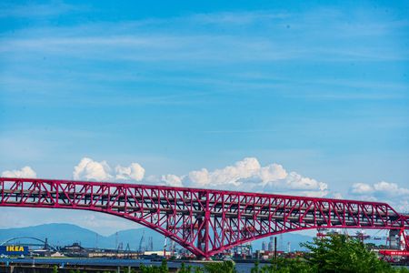 赤い橋と青い空