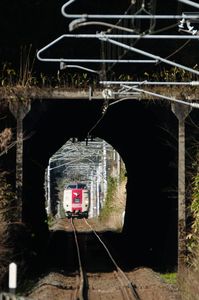 トンネルを駆け抜ける「やくも」