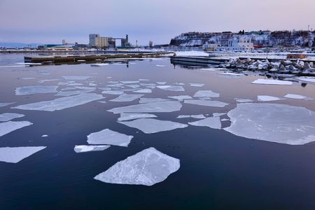 氷の浮かぶ港