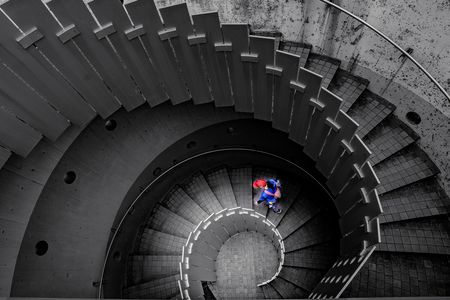 螺旋階段を登る