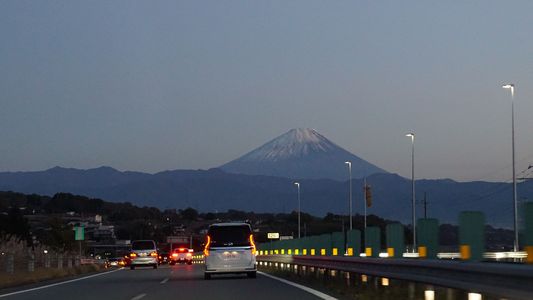 夕暮れに浮かぶ富士