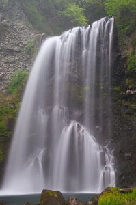 雨に霞む