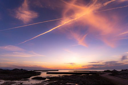 夕焼けに浮かぶ飛行機雲