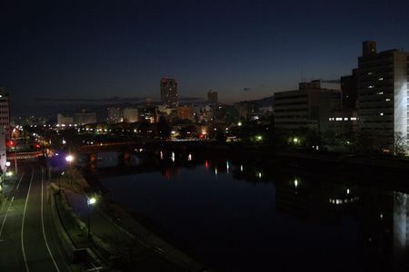 夜明け前（広島平和公園方面）