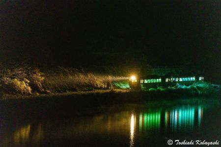 夜明け前、雪降りしきる始発列車