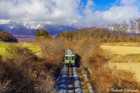 雪雲いただく八ヶ岳と小海線