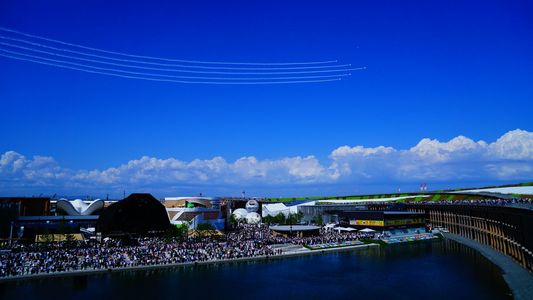 万博の空に描く白いスモークはブルーインパルス（2日目）