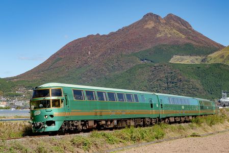 由布岳をバックに走るゆふいんの森