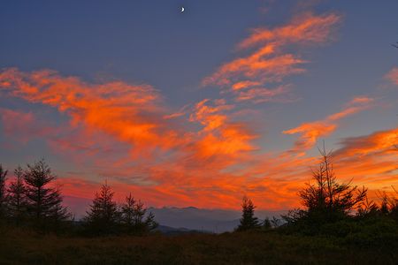 日本アルプスの燃える夕陽