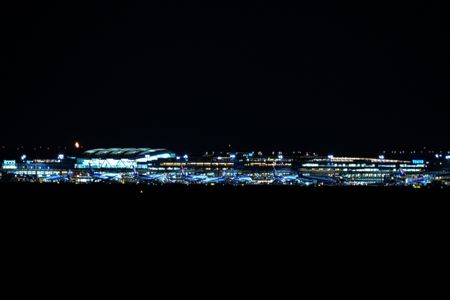 夜の東京湾からの羽田空港