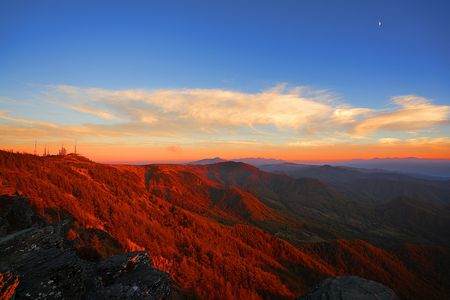 秋は夕暮れ夕日のさして