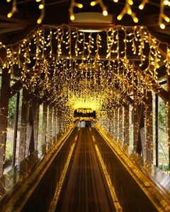 光の中のエレベーター