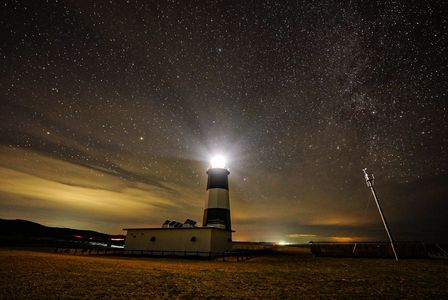 星降る夜の灯台