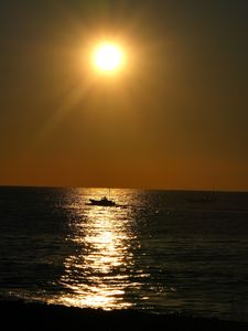日の出と漁船