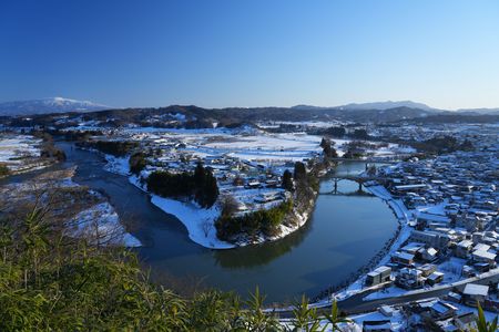 大きく蛇行する最上川