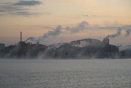 気嵐と工場群