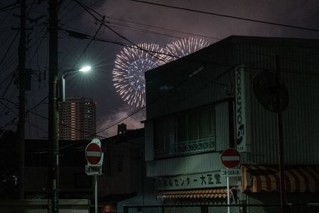 手持ちで花火、帰り道