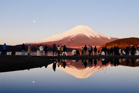 鏡の中の紅富士とツーリスト
