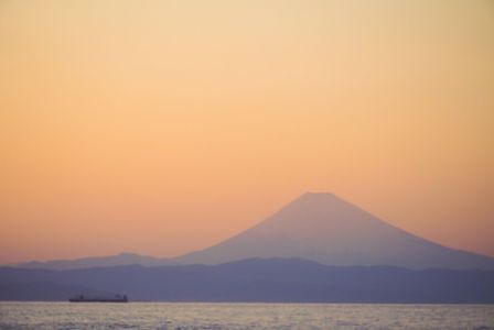 伊豆大島から見える富士山、海、そして月