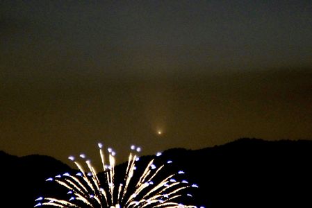 紫金山•アトラス彗星と花火