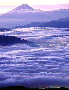 雲海を従えた富士