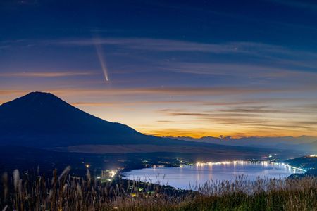 秋の空に沈む紫金山・アトラス彗星