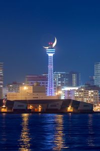横浜マリンタワーにかかる秋の三日月