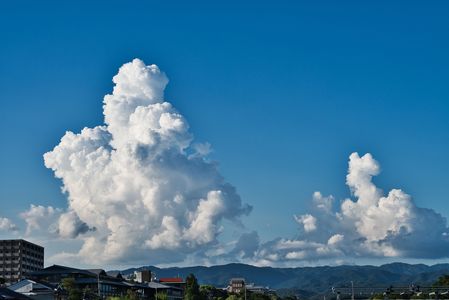 御池大橋から望む真夏の雲？、今日の京都は晴天です
