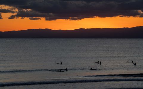 夕焼けとサーファー