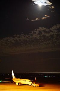 月明かりと飛行機