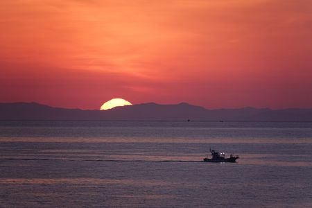 日の出と出漁       下甑島 