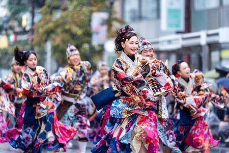 ほろろ一座　雨の池袋にて