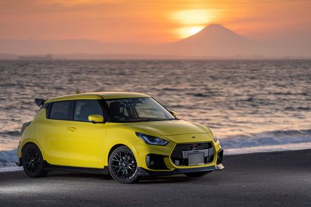 富士を背に海辺の疾風