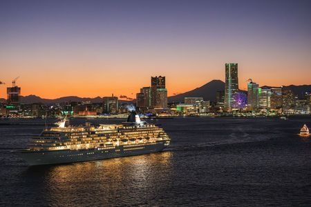 大さん橋を出港する飛鳥Ⅱ　その飛鳥Ⅱを追うマリーンルージュ