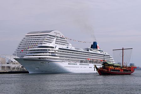 飛鳥Ⅱの入港する風景　～神戸港～