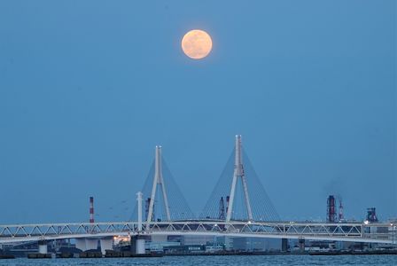 橋の上の満月