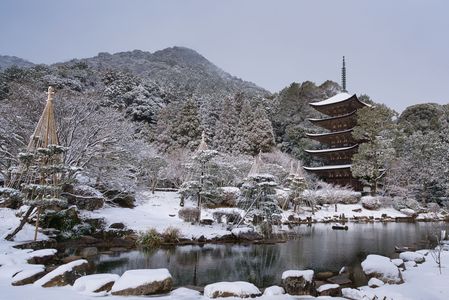 雪景色の瑠璃光寺