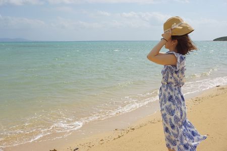 潮風そよぐ沖縄の浜辺にて