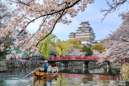 春の姫路城と和船の游弋