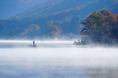 湖上の釣り人