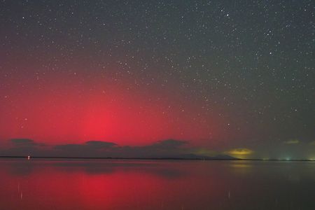 湖面にうつるオーロラ