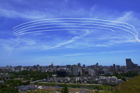 杜の都に軌跡を描いて 東北絆まつりブルーインパルス展示飛行